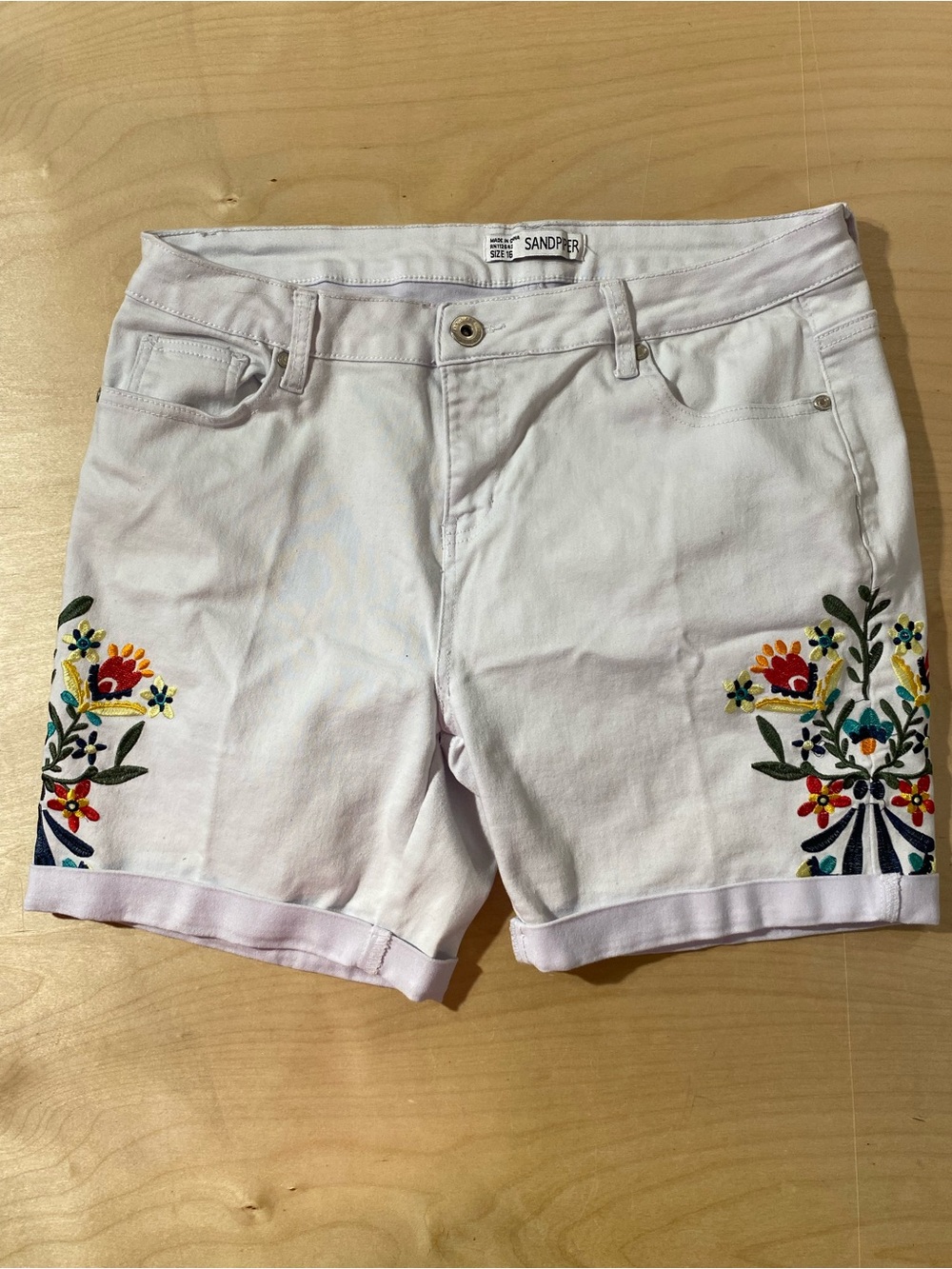 Sand Piper White Embroidered Floral Women’s Shorts 16 (SC) - Picture 4 of 10
